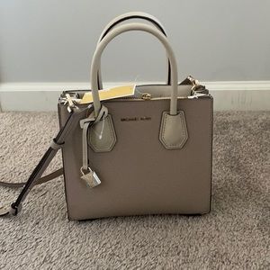 NWT Michael Kors Medium Acrdion Messenger Leather Purse in Truffle